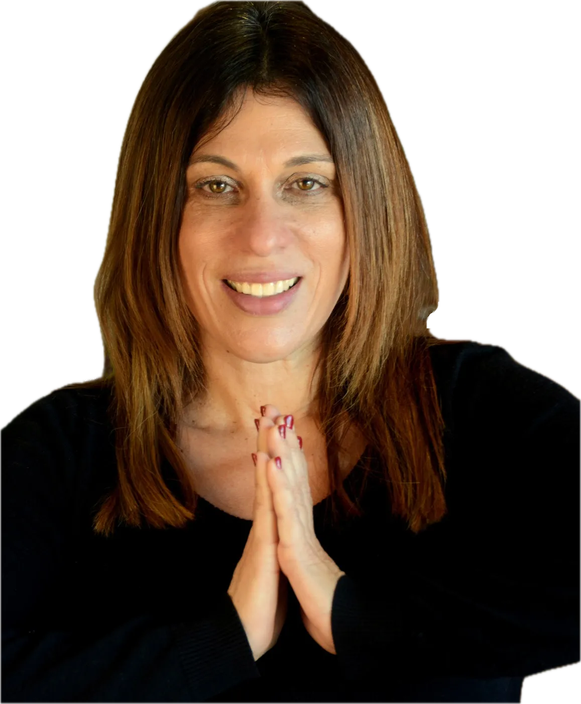 עינת מנדל מחייכת ומביטה במצלמה, כפות ידיה צמודות זו לזו מול החזה