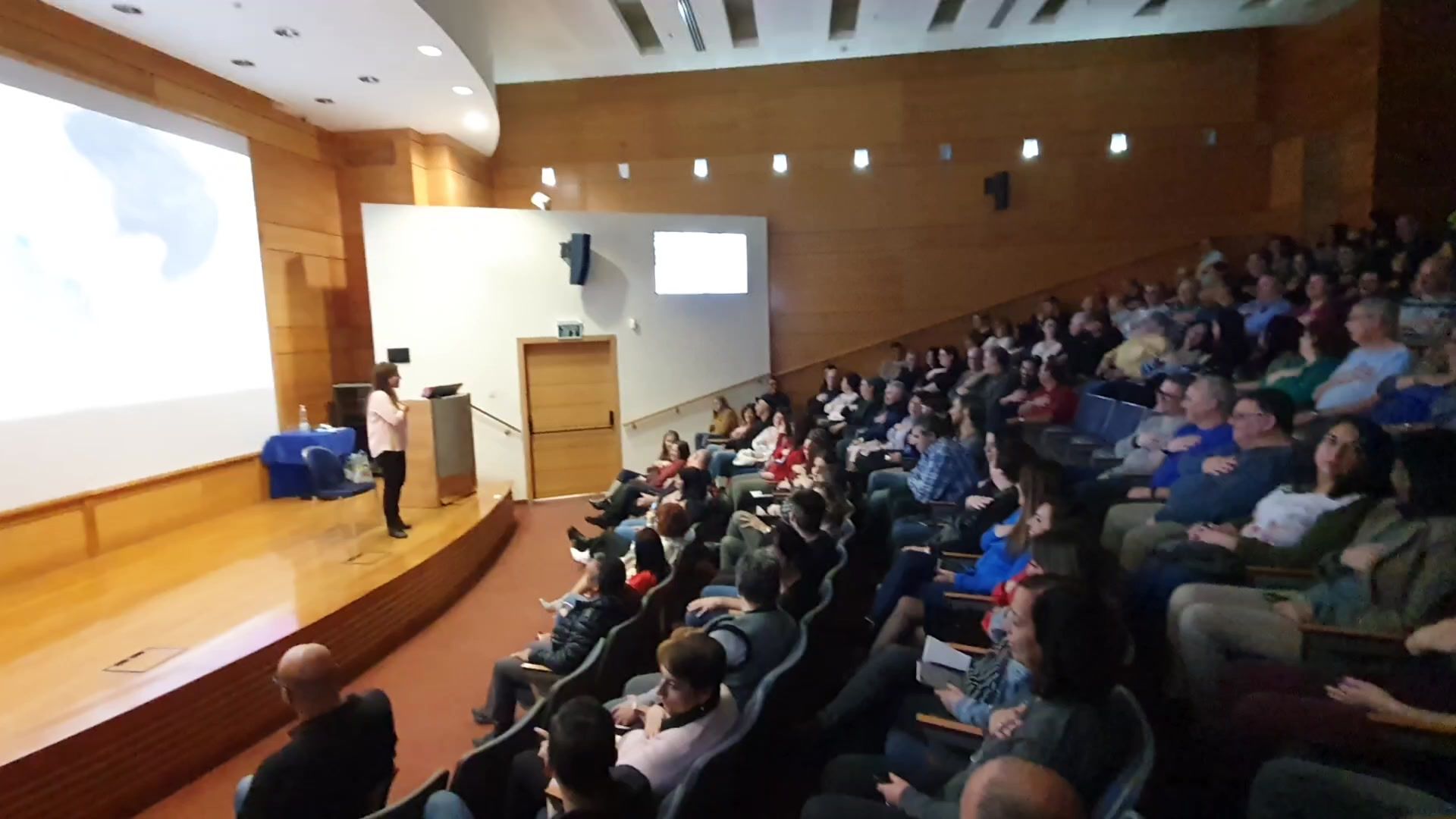 עינת מנדל מרצה מול אולם מלא באודיטוריום